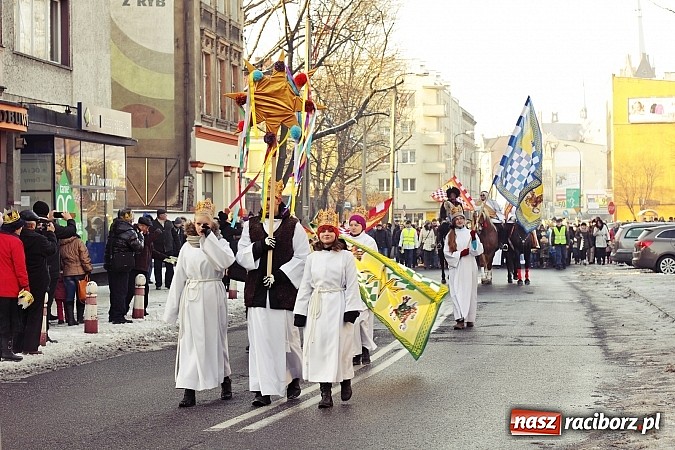 Zdjęcie w galerii na portalu naszraciborz.pl: I Raciborski Orszak Trzech Króli. Setki wiernych przeszło ze Starej Wsi na Rynek. WIDEO wiadomości z regionu