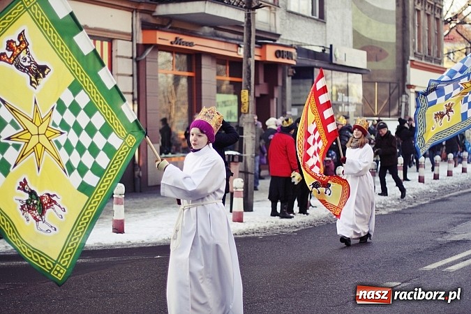 Zdjęcie w galerii na portalu naszraciborz.pl: I Raciborski Orszak Trzech Króli. Setki wiernych przeszło ze Starej Wsi na Rynek. WIDEO wiadomości z regionu