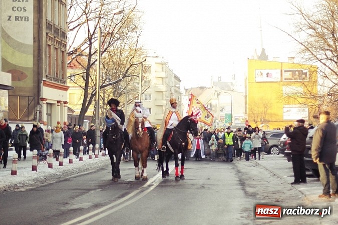 Zdjęcie w galerii na portalu naszraciborz.pl: I Raciborski Orszak Trzech Króli. Setki wiernych przeszło ze Starej Wsi na Rynek. WIDEO wiadomości z regionu