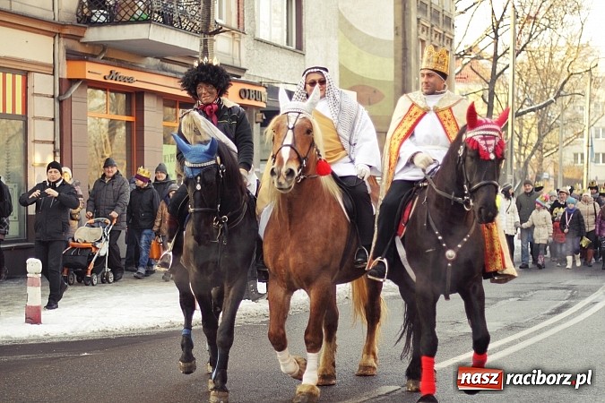 Zdjęcie w galerii na portalu naszraciborz.pl: I Raciborski Orszak Trzech Króli. Setki wiernych przeszło ze Starej Wsi na Rynek. WIDEO wiadomości z regionu