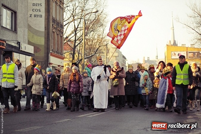 Zdjęcie w galerii na portalu naszraciborz.pl: I Raciborski Orszak Trzech Króli. Setki wiernych przeszło ze Starej Wsi na Rynek. WIDEO wiadomości z regionu