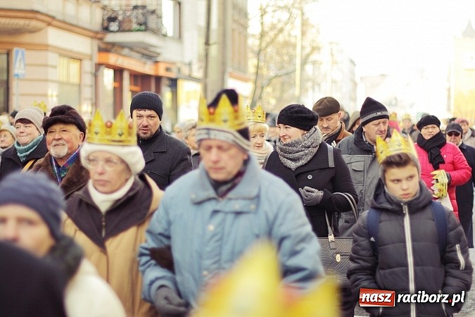 Zdjęcie w galerii na portalu naszraciborz.pl: I Raciborski Orszak Trzech Króli. Setki wiernych przeszło ze Starej Wsi na Rynek. WIDEO wiadomości z regionu
