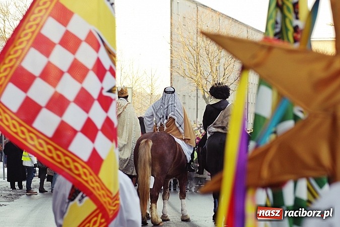 Zdjęcie w galerii na portalu naszraciborz.pl: I Raciborski Orszak Trzech Króli. Setki wiernych przeszło ze Starej Wsi na Rynek. WIDEO wiadomości z regionu