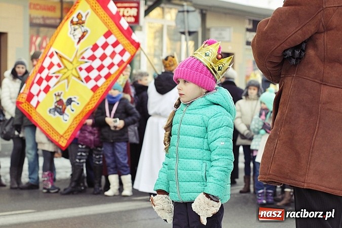 Zdjęcie w galerii na portalu naszraciborz.pl: I Raciborski Orszak Trzech Króli. Setki wiernych przeszło ze Starej Wsi na Rynek. WIDEO wiadomości z regionu