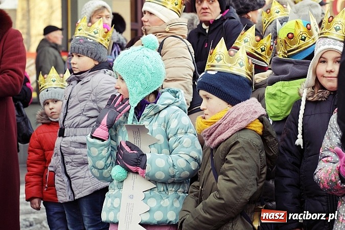 Zdjęcie w galerii na portalu naszraciborz.pl: I Raciborski Orszak Trzech Króli. Setki wiernych przeszło ze Starej Wsi na Rynek. WIDEO wiadomości z regionu