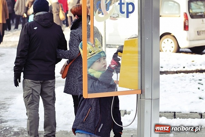 Zdjęcie w galerii na portalu naszraciborz.pl: I Raciborski Orszak Trzech Króli. Setki wiernych przeszło ze Starej Wsi na Rynek. WIDEO wiadomości z regionu