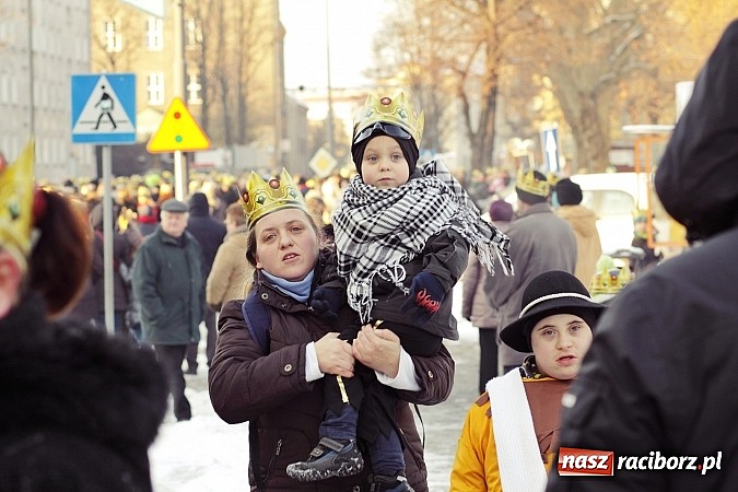 Zdjęcie w galerii na portalu naszraciborz.pl: I Raciborski Orszak Trzech Króli. Setki wiernych przeszło ze Starej Wsi na Rynek. WIDEO wiadomości z regionu