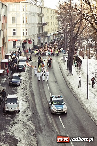 Zdjęcie w galerii na portalu naszraciborz.pl: I Raciborski Orszak Trzech Króli. Setki wiernych przeszło ze Starej Wsi na Rynek. WIDEO wiadomości z regionu