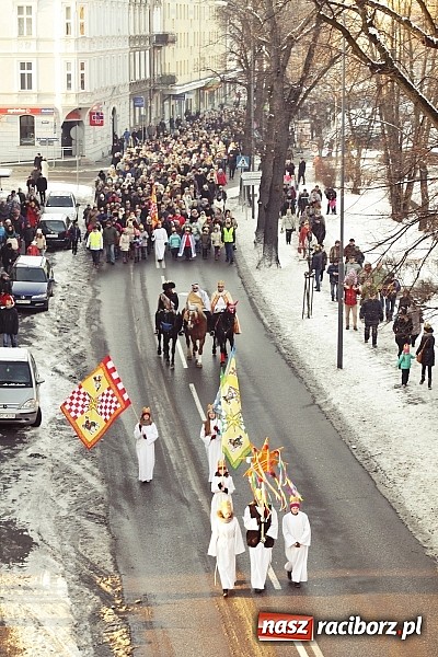 Zdjęcie w galerii na portalu naszraciborz.pl: I Raciborski Orszak Trzech Króli. Setki wiernych przeszło ze Starej Wsi na Rynek. WIDEO wiadomości z regionu
