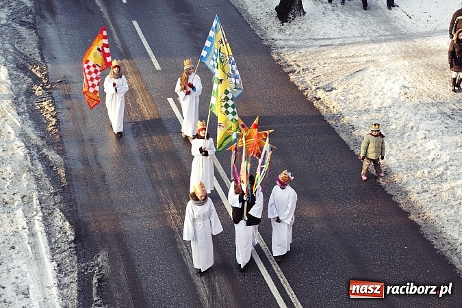 Zdjęcie w galerii na portalu naszraciborz.pl: I Raciborski Orszak Trzech Króli. Setki wiernych przeszło ze Starej Wsi na Rynek. WIDEO wiadomości z regionu