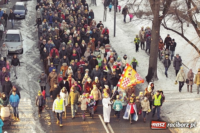 Zdjęcie w galerii na portalu naszraciborz.pl: I Raciborski Orszak Trzech Króli. Setki wiernych przeszło ze Starej Wsi na Rynek. WIDEO wiadomości z regionu