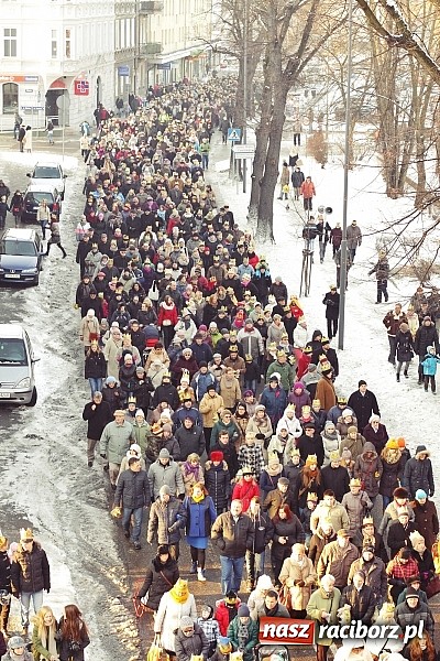 Zdjęcie w galerii na portalu naszraciborz.pl: I Raciborski Orszak Trzech Króli. Setki wiernych przeszło ze Starej Wsi na Rynek. WIDEO wiadomości z regionu