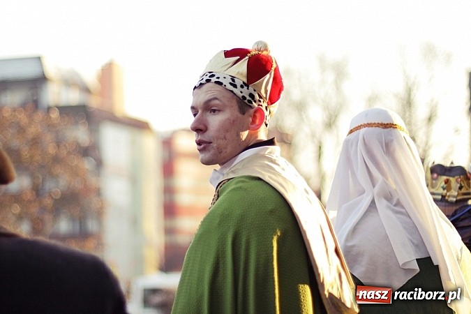 Zdjęcie w galerii na portalu naszraciborz.pl: I Raciborski Orszak Trzech Króli. Setki wiernych przeszło ze Starej Wsi na Rynek. WIDEO wiadomości z regionu