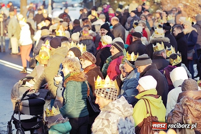 Zdjęcie w galerii na portalu naszraciborz.pl: I Raciborski Orszak Trzech Króli. Setki wiernych przeszło ze Starej Wsi na Rynek. WIDEO wiadomości z regionu