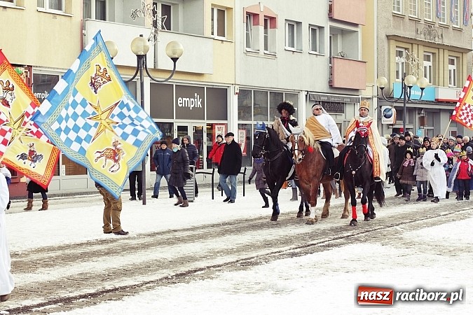 Zdjęcie w galerii na portalu naszraciborz.pl: I Raciborski Orszak Trzech Króli. Setki wiernych przeszło ze Starej Wsi na Rynek. WIDEO wiadomości z regionu