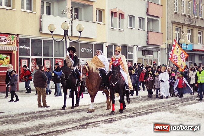 Zdjęcie w galerii na portalu naszraciborz.pl: I Raciborski Orszak Trzech Króli. Setki wiernych przeszło ze Starej Wsi na Rynek. WIDEO wiadomości z regionu