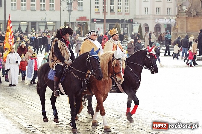 Zdjęcie w galerii na portalu naszraciborz.pl: I Raciborski Orszak Trzech Króli. Setki wiernych przeszło ze Starej Wsi na Rynek. WIDEO wiadomości z regionu