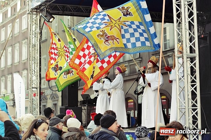 Zdjęcie w galerii na portalu naszraciborz.pl: I Raciborski Orszak Trzech Króli. Setki wiernych przeszło ze Starej Wsi na Rynek. WIDEO wiadomości z regionu