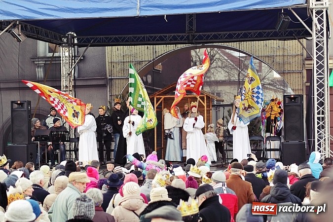 Zdjęcie w galerii na portalu naszraciborz.pl: I Raciborski Orszak Trzech Króli. Setki wiernych przeszło ze Starej Wsi na Rynek. WIDEO wiadomości z regionu
