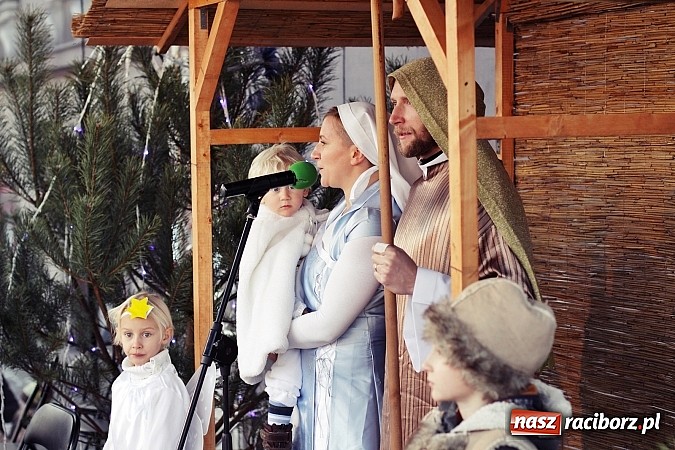 Zdjęcie w galerii na portalu naszraciborz.pl: I Raciborski Orszak Trzech Króli. Setki wiernych przeszło ze Starej Wsi na Rynek. WIDEO wiadomości z regionu