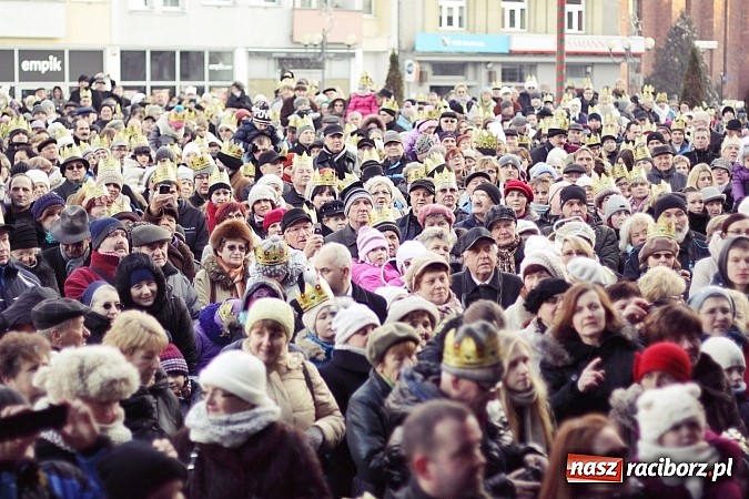 Zdjęcie w galerii na portalu naszraciborz.pl: I Raciborski Orszak Trzech Króli. Setki wiernych przeszło ze Starej Wsi na Rynek. WIDEO wiadomości z regionu