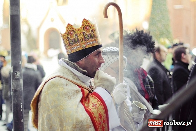 Zdjęcie w galerii na portalu naszraciborz.pl: I Raciborski Orszak Trzech Króli. Setki wiernych przeszło ze Starej Wsi na Rynek. WIDEO wiadomości z regionu