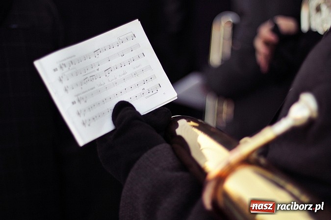 Zdjęcie w galerii na portalu naszraciborz.pl: I Raciborski Orszak Trzech Króli. Setki wiernych przeszło ze Starej Wsi na Rynek. WIDEO wiadomości z regionu