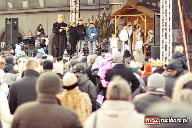 Zdjęcie w galerii na portalu naszraciborz.pl: I Raciborski Orszak Trzech Króli. Setki wiernych przeszło ze Starej Wsi na Rynek. WIDEO wiadomości z regionu