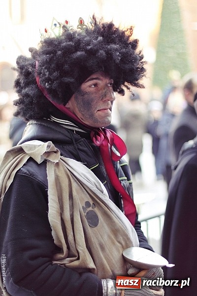 Zdjęcie w galerii na portalu naszraciborz.pl: I Raciborski Orszak Trzech Króli. Setki wiernych przeszło ze Starej Wsi na Rynek. WIDEO wiadomości z regionu