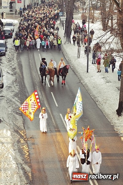 Zdjęcie w galerii na portalu naszraciborz.pl: I Raciborski Orszak Trzech Króli. Setki wiernych przeszło ze Starej Wsi na Rynek. WIDEO wiadomości z regionu