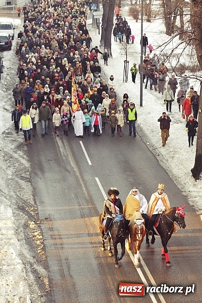 Zdjęcie w galerii na portalu naszraciborz.pl: I Raciborski Orszak Trzech Króli. Setki wiernych przeszło ze Starej Wsi na Rynek. WIDEO wiadomości z regionu