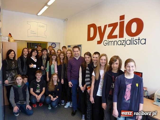 Zdjęcie w galerii na portalu naszraciborz.pl: Redaktor TVN w Raciborzu. Odwiedził swoją szkołę przy Żorskiej wiadomości z regionu