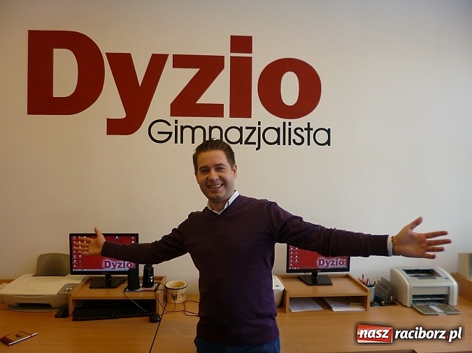 Zdjęcie w galerii na portalu naszraciborz.pl: Redaktor TVN w Raciborzu. Odwiedził swoją szkołę przy Żorskiej wiadomości z regionu