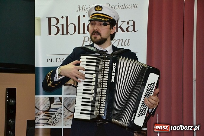 Zdjęcie w galerii na portalu naszraciborz.pl: Artyści zamkowego teatru wystąpili w Bibliotece  wiadomości z regionu