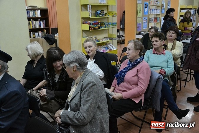 Zdjęcie w galerii na portalu naszraciborz.pl: Artyści zamkowego teatru wystąpili w Bibliotece  wiadomości z regionu