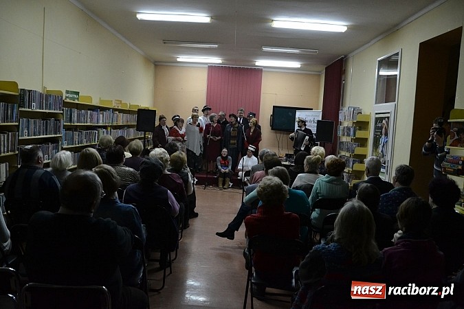 Zdjęcie w galerii na portalu naszraciborz.pl: Artyści zamkowego teatru wystąpili w Bibliotece  wiadomości z regionu