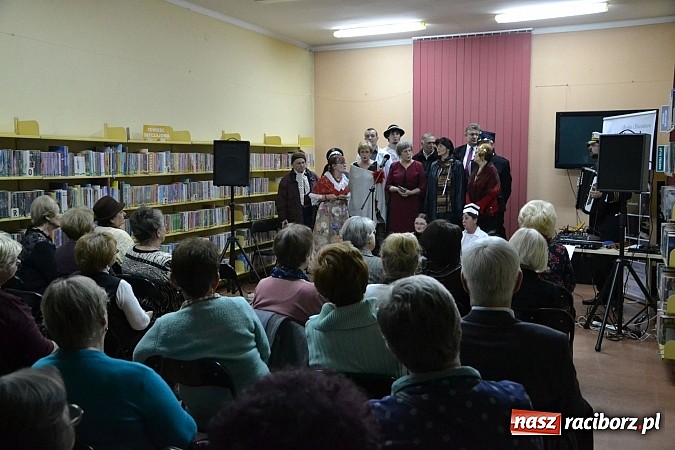 Zdjęcie w galerii na portalu naszraciborz.pl: Artyści zamkowego teatru wystąpili w Bibliotece  wiadomości z regionu