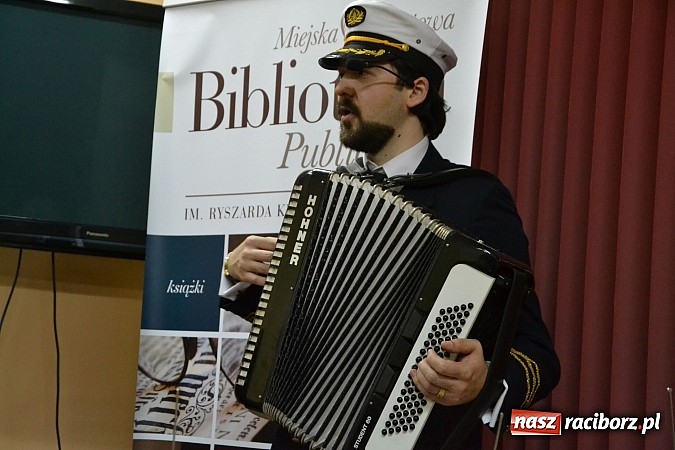 Zdjęcie w galerii na portalu naszraciborz.pl: Artyści zamkowego teatru wystąpili w Bibliotece  wiadomości z regionu