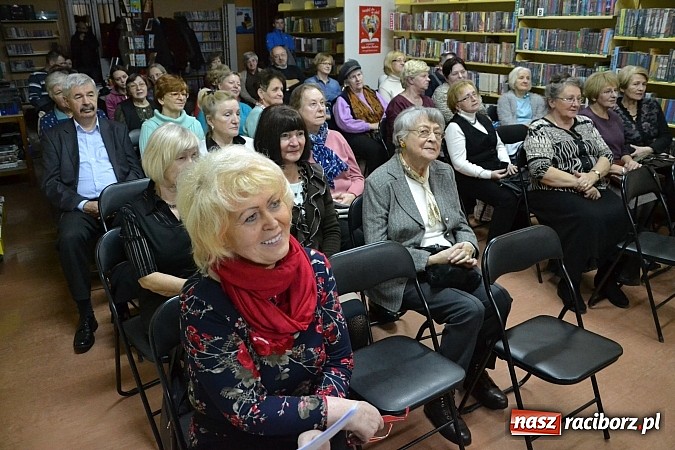 Zdjęcie w galerii na portalu naszraciborz.pl: Artyści zamkowego teatru wystąpili w Bibliotece  wiadomości z regionu