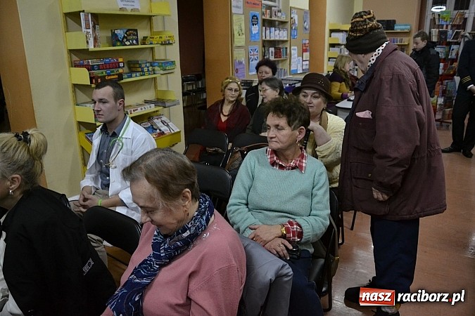 Zdjęcie w galerii na portalu naszraciborz.pl: Artyści zamkowego teatru wystąpili w Bibliotece  wiadomości z regionu