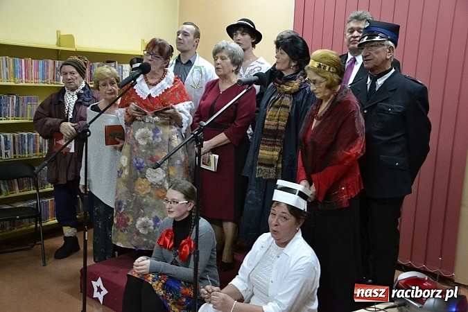 Zdjęcie w galerii na portalu naszraciborz.pl: Artyści zamkowego teatru wystąpili w Bibliotece  wiadomości z regionu