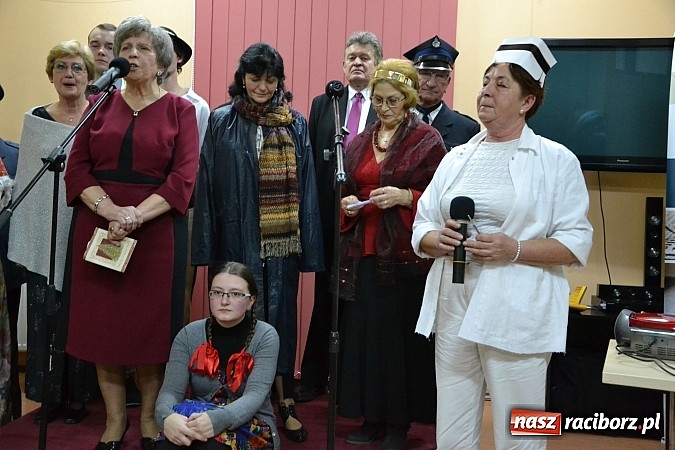 Zdjęcie w galerii na portalu naszraciborz.pl: Artyści zamkowego teatru wystąpili w Bibliotece  wiadomości z regionu