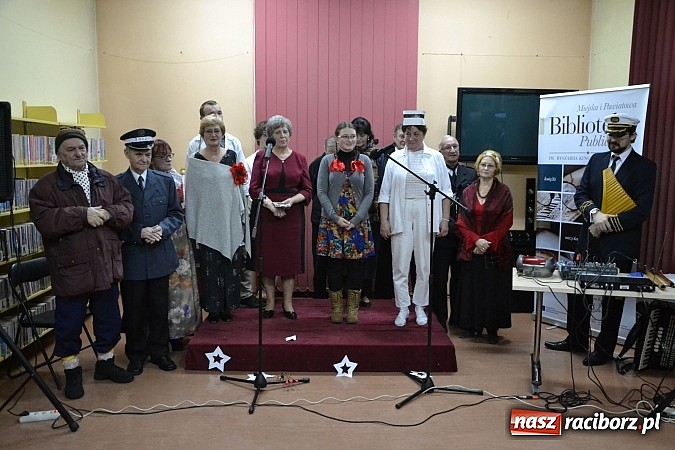 Zdjęcie w galerii na portalu naszraciborz.pl: Artyści zamkowego teatru wystąpili w Bibliotece  wiadomości z regionu