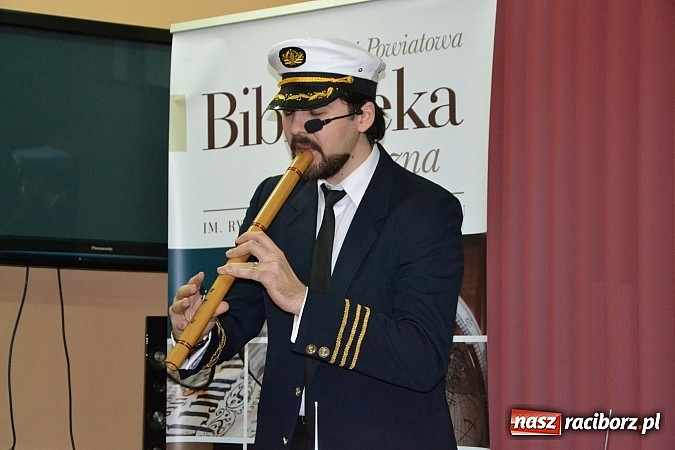 Zdjęcie w galerii na portalu naszraciborz.pl: Artyści zamkowego teatru wystąpili w Bibliotece  wiadomości z regionu
