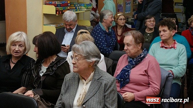 Zdjęcie w galerii na portalu naszraciborz.pl: Artyści zamkowego teatru wystąpili w Bibliotece  wiadomości z regionu