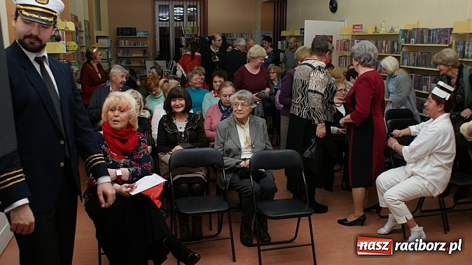 Zdjęcie w galerii na portalu naszraciborz.pl: Artyści zamkowego teatru wystąpili w Bibliotece  wiadomości z regionu