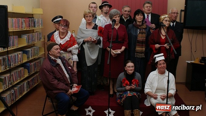 Zdjęcie w galerii na portalu naszraciborz.pl: Artyści zamkowego teatru wystąpili w Bibliotece  wiadomości z regionu