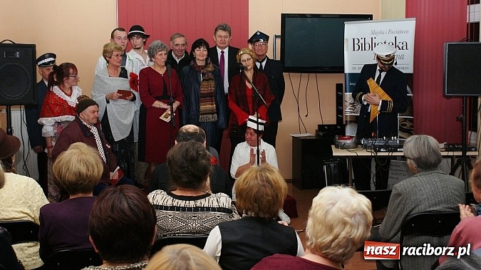 Zdjęcie w galerii na portalu naszraciborz.pl: Artyści zamkowego teatru wystąpili w Bibliotece  wiadomości z regionu