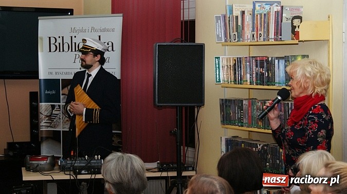 Zdjęcie w galerii na portalu naszraciborz.pl: Artyści zamkowego teatru wystąpili w Bibliotece  wiadomości z regionu