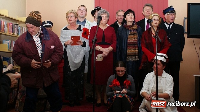 Zdjęcie w galerii na portalu naszraciborz.pl: Artyści zamkowego teatru wystąpili w Bibliotece  wiadomości z regionu